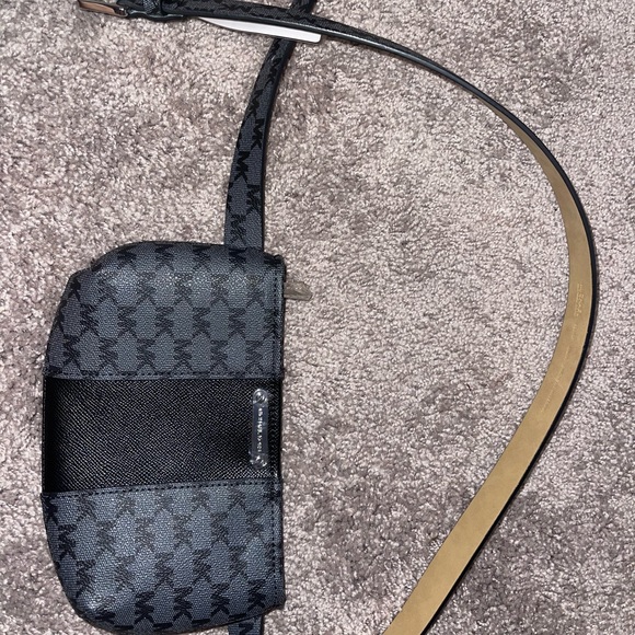 I am selling a Michael Kors fanny pack never used ,new i ordered and doesn’t fit - Picture 1 of 2